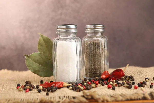 Çuval bezinde baharat olan tuzluk ve biberlikler bulanık arka planda, yakın plan