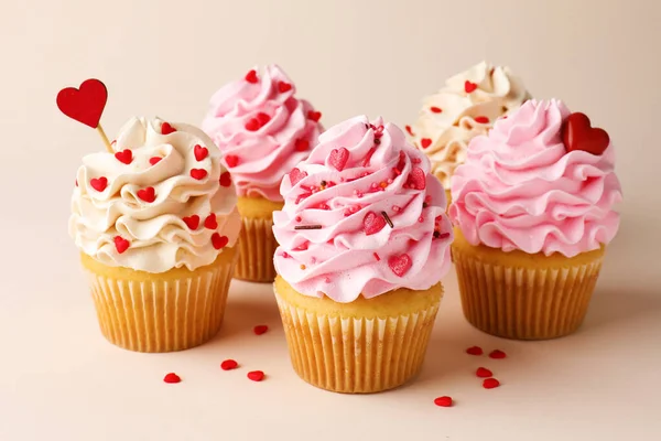 Sevgililer Günün kutlu olsun. Açık gri arka planda serpiştirilmiş lezzetli kekler, yakın plan.