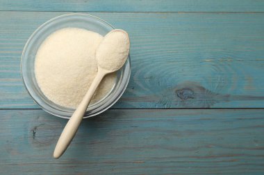 Kasede jelatin tozu ve açık mavi ahşap masada kaşık, üst manzara. Metin için boşluk