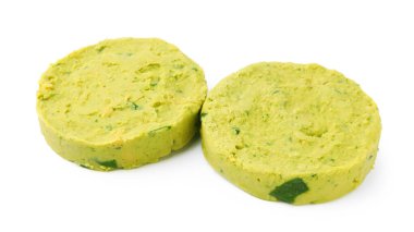 İki pişmemiş nohut köftesi beyaz üzerine izole edilmiş.