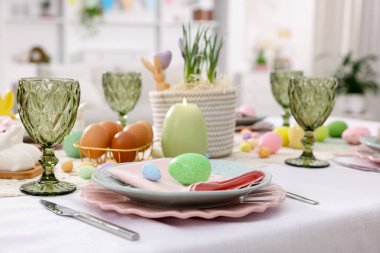 Paskalya kutlaması. Çiçek desenli ve kapalı mekanda yumurta boyalı şenlik masası.