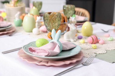 Paskalya kutlaması. Kapalı mekanda boyanmış yumurtalarla şenlik masası, yakın plan.