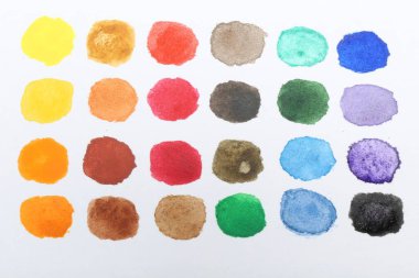 Beyaz kağıt üzerine boyanmış suluboya örnekleri, üst görünüm