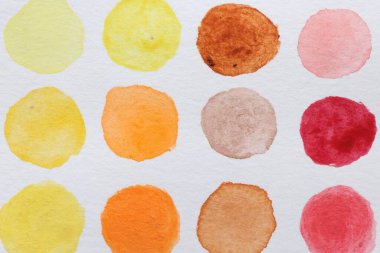 Beyaz kağıt üzerine boyanmış suluboya örnekleri, üst görünüm