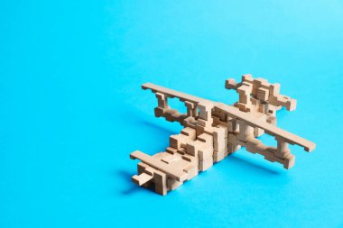 Açık mavi zemin üzerinde tahta bloklardan yapılmış bir uçak. Metin için boşluk