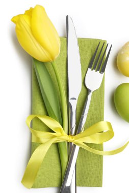 Paskalya kutlaması. Çiçek dekoru ve beyaza izole edilmiş boyanmış yumurtalar, üst manzara.