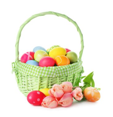 Paskalya sepeti boyalı yumurtalar ve beyaz üzerinde izole edilmiş güzel laleler.