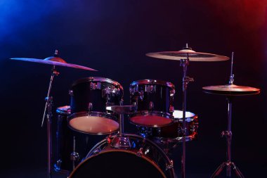 Koyu arkaplana karşı renk ışıklarıyla davul takımı