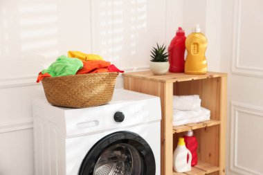 Çamaşır sepetini, deterjanı ve çamaşır makinesini kapalı tut.