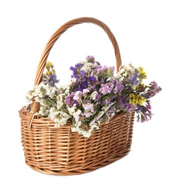 Beyaz bir demet çiçekli hasır sepet.