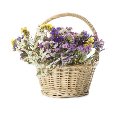 Beyaz bir demet çiçekli hasır sepet.