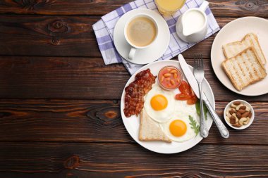 Geleneksel İngiliz kahvaltısı ahşap masada servis edilir. Metin için boşluk