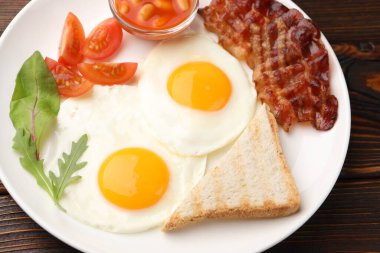 Geleneksel İngiliz kahvaltısı ahşap masada, yakın plan.
