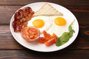 Geleneksel İngiliz kahvaltısı ahşap masada, yakın plan.