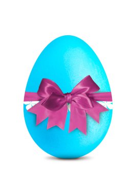 Mavi Paskalya yumurtası, deseni ve yayı beyaza izole edilmiş.