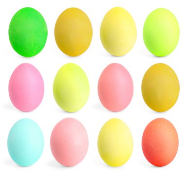 Beyaz arka planda kutlamak için boyanmış Paskalya yumurtaları.