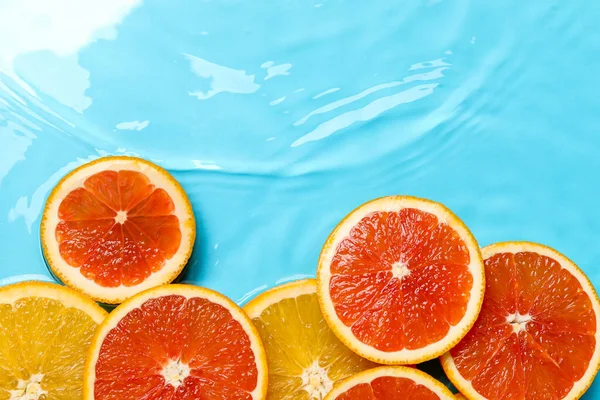 Açık mavi zemin üzerinde su içinde narenciye dilimleri, düz yatıyordu. Metin için boşluk