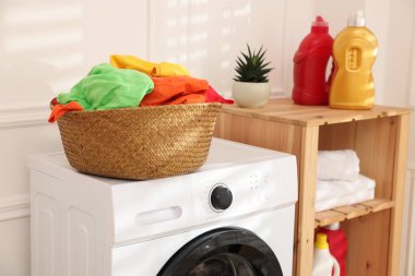 Çamaşır sepetinin kirli çamaşırları evde çamaşır makinesinde, yakın çekim.