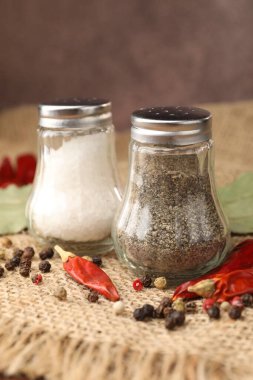 Baharatlı tuzluk ve biberlikler, yakın plan.