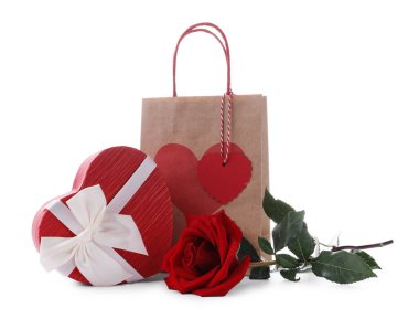 Kalp şeklinde hediye paketi ve beyaz üzerine izole edilmiş gül. Sevgililer Günü