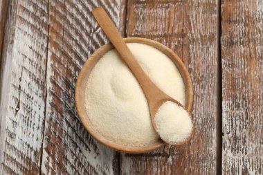 Jelatin tozu ve kaşık, ahşap masada, üst manzara.