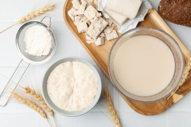 Maya hamuru ve malzemeler beyaz döşeme üzerinde, düz yatıyordu.