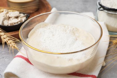 Gri masada hamur mayası, yakın plan.