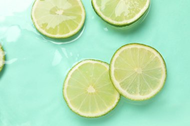 Turkuaz arka planda limon dilimleri, düz bir zemin