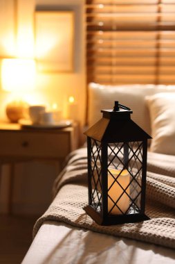 Güzel Noel feneri, yatağın içinde mum var.