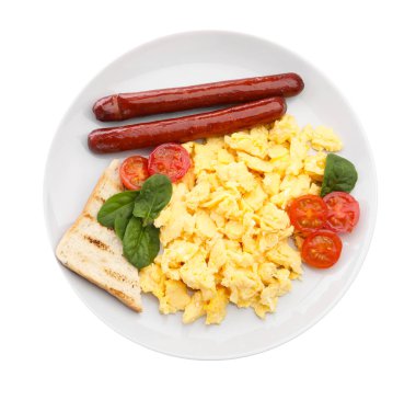 Lezzetli bir kahvaltı. Lezzetli çırpılmış yumurta, sosis, domates, kızarmış ekmek ve fesleğen.