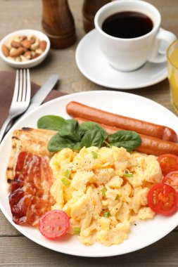 Lezzetli bir kahvaltı. Pastırmalı, sosisli ve domatesli nefis omlet, yakın plan.