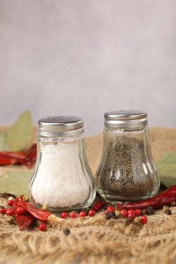 Baharatlı tuzluk ve biberlikler, yakın plan.