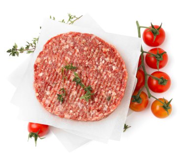 Kekik ve domatesli pişmemiş et köftesi beyaza izole edilmiş.