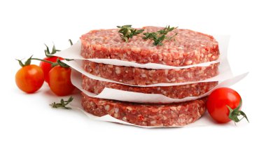 Kekik ve domatesli pişmemiş et köfteleri beyaza izole edilmiş.