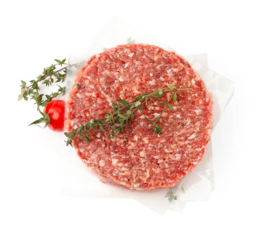 Kekik ve domatesli pişmemiş köfteler beyaza izole edilmiş.