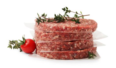 Kekik ve domatesli pişmemiş et köfteleri beyaza izole edilmiş.