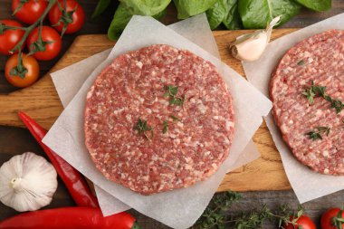 Baharatlı, domatesli ve salatalı pişmemiş köfte.