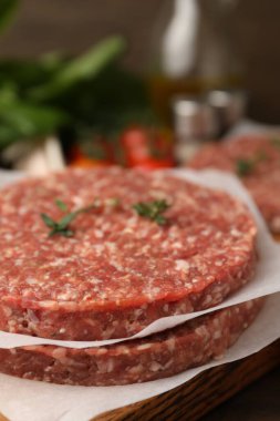 Masada kekik olan pişmemiş köfte, yakın plan.