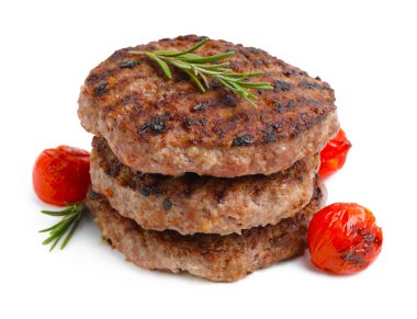 Lezzetli ızgara et köfteleri, domatesler ve beyaz üzerine izole edilmiş biberiye.