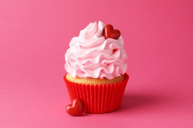 Sevgililer Günün kutlu olsun. Pembe arka planda kırmızı kalpleri olan lezzetli kek, yakın plan.