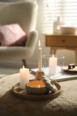 Zarif şamdanlar, yanan mumlar ve diğer dekorlar kapalı kapılar ardında, yakın çekim.