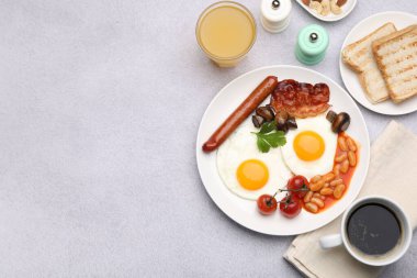 Geleneksel İngiliz kahvaltısı açık gri masada servis edilir. Metin için boşluk