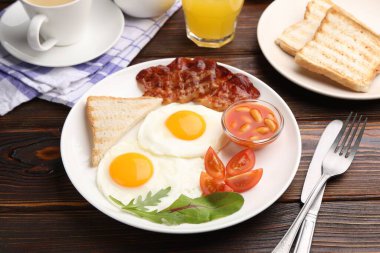 Geleneksel İngiliz kahvaltısı ahşap masada servis edilir, yakın plan.