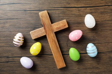 Çapraz ve boyalı Paskalya yumurtaları ahşap masada, düz yatıyordu.