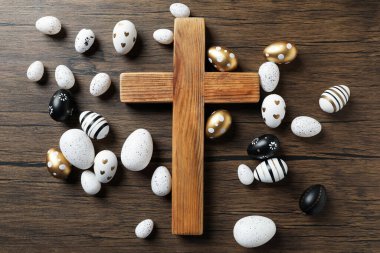 Çapraz ve boyalı Paskalya yumurtaları ahşap masada, düz yatıyordu.