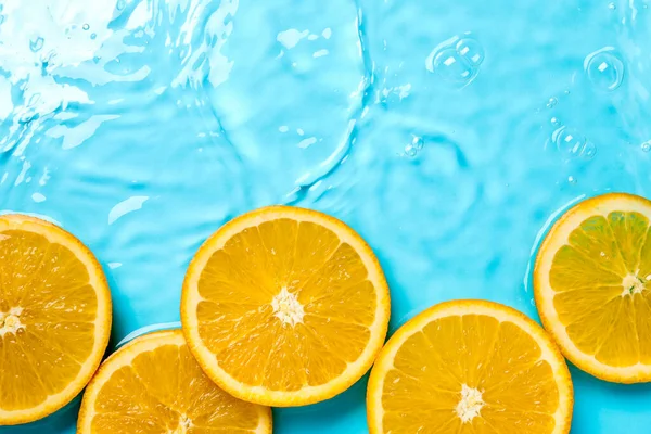 Açık mavi zemin üzerinde portakal dilimleri, düz bir zemin. Metin için boşluk