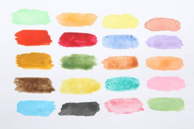 Beyaz kağıt üzerinde boyalı suluboya vuruşlar, üst görünüm