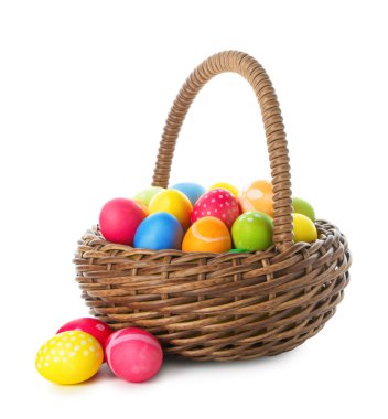 Paskalya sepeti beyaza boyanmış yumurtalar.