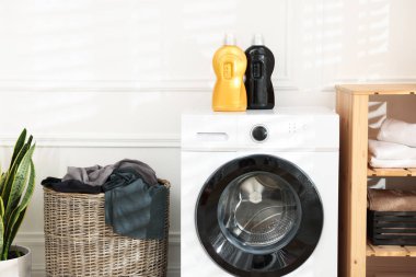 Çamaşır sepetinin yanında kirli çamaşırlar, evde çamaşır makinesi, yakın çekim.