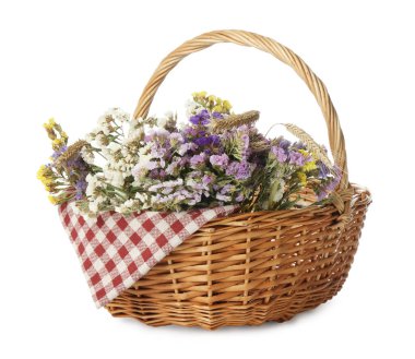 Beyaz üzerine izole edilmiş peçete ve çiçek buketi ile hasır sepet.